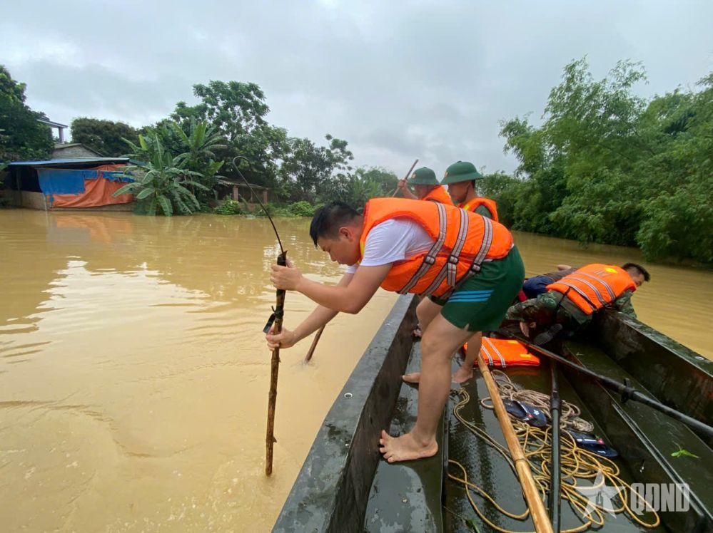 Trường Quân sự Quân khu 1 tham gia tìm kiếm người bị lũ cuốn trôi